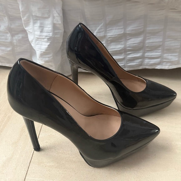 Sleek Black Patent Leather Heels - Picture 2 of 4